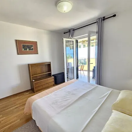 Blaz 3 - 5 Pax, Terrace With Sea View, 150 M From The * Novi Vinodolski